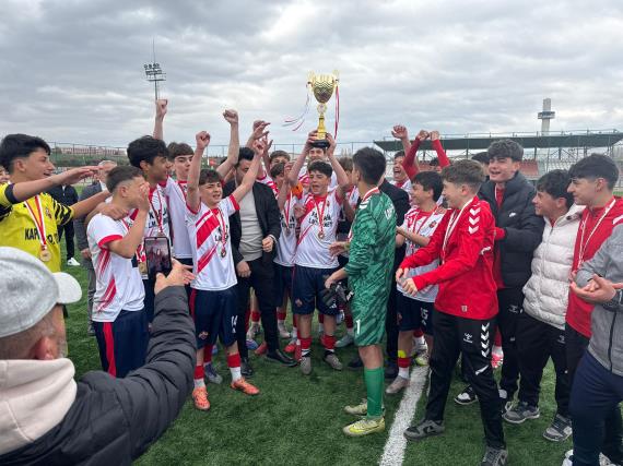 u14 turkiye sampiyonu trabzon ortahisar kanuni futbol oldu 0 3L1yi8Zn