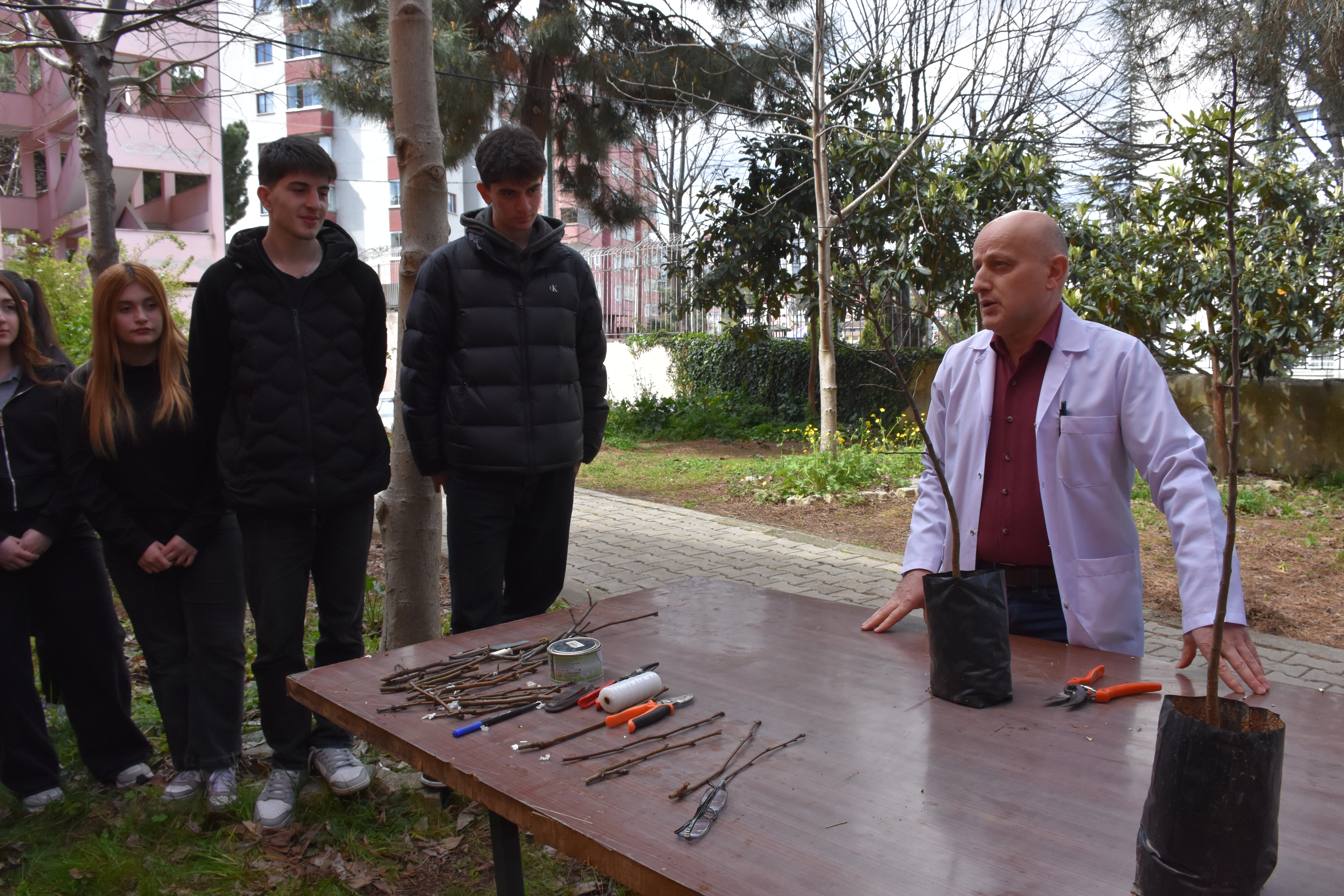 ogretmenden gelecege miras nesli tukenen yoresel meyveleri asiliyorlar 2