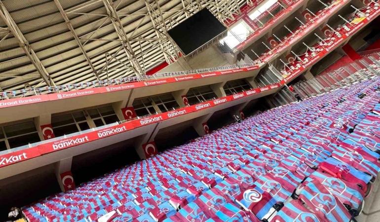 trabzon-buyuksehir-belediyesi-antalya-stadyumunu-bayraklarla-donatti-FsPkXnua.jpg