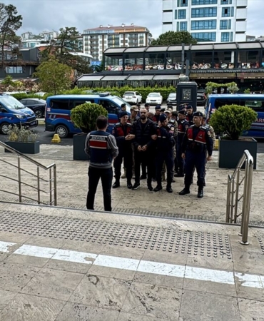 trabzon-merkezli-siber-dolandiricilik-operasyonunda-gozaltina-alinan-suphelilerden-11i-tutuklandi-QPOsTCav.jpg