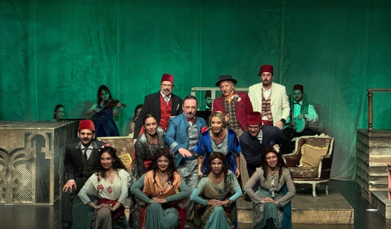 trabzonda-26-uluslararasi-karadeniz-tiyatro-festivali-iki-oyunla-devam-etti-eNLdcC11.jpg