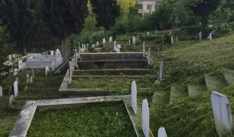 trabzonda-bayram-oncesi-mezarliklarda-kapsamli-temizlik-tamamlandi