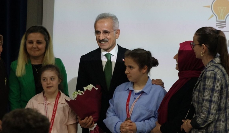 uraloglu-chp-belediyeleri-yonetmekten-aciz-ie6BcU9W.jpg