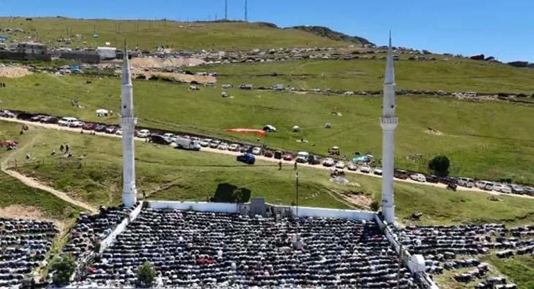ustu acik tarihi camide cuma namazi gelenegi devam ettiriliyor 1 b2lDAJHT